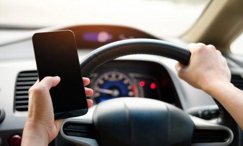 Rengetegen mobiloznak vezetés közben