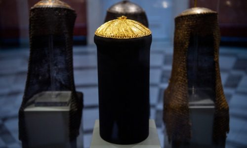 22 milliós aranytárgyat találtak Esztergomban egy fa tövében