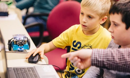 Tíz vidéki iskolában indulhatnak informatikai szakkörök