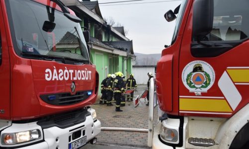 358 tűzoltói beavatkozás, 80 kigyulladt épület
