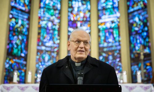 Erdő Péter és Herczegh Anita osztott ajándékot rászoruló gyerekeknek