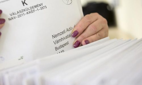 Mintegy 180 ezer szülőtől vár adatokat a NAV a februári adóvisszatérítéshez