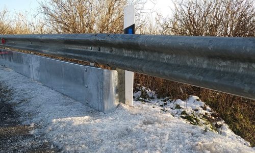 Motorosbarát szalagkorlátokat helyez ki a Magyar Közút