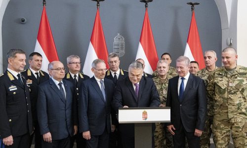 Tízszázalékos béremelést kapnak a rendőrök és a katonák