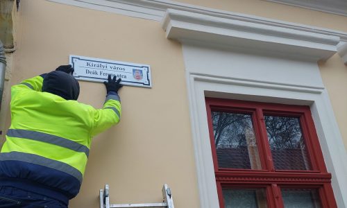 Utcanévtáblákat cserélnek Esztergomban