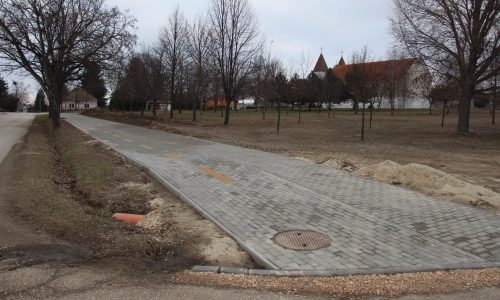 Jó ütemben halad a kerékpárút építése Naszályon