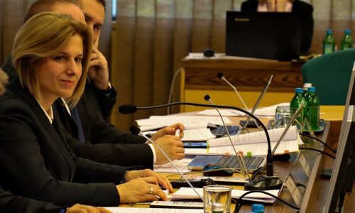 Súlyos tízmilliókat kell fizetnie a tatabányai önkormányzatnak a jogsértő elbocsátások miatt