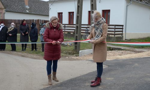 Két utat is átadtak Etén