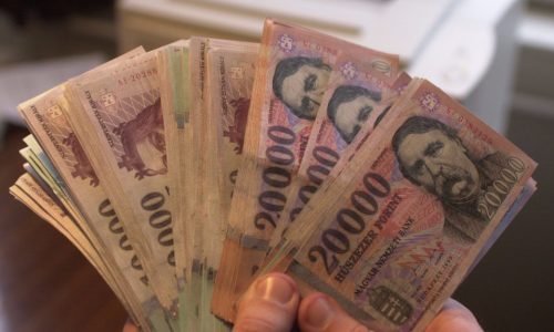 Pénzhamisítás miatt rendelte el egy férfi letartóztatását a Tatabányai Járásbíróság