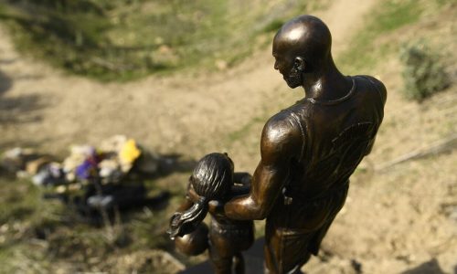 Szobrot emeltek a helikopter balesetben elhunyt Kobe Bryantnek és lányának, Giannának