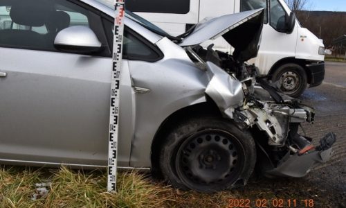 Balesetet okozott a rendőrök elől menekülő embercsempész szerda reggel Tatán