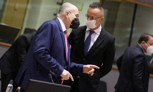 Szijjártó: fokozatos szankciókat léptetnek életbe
