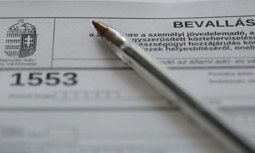 Előbb kapják meg a visszatérítést a családok a bevallások után