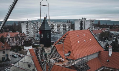 Helyére emelték a huszártornyot