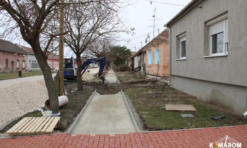 Megkezdődött a komáromi Gyár utca járda felújítása