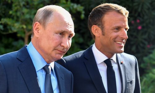 Emmanuel Macron Moszkvába utazott, hogy az orosz-ukrán konfliktusról tárgyaljon Putyinnal