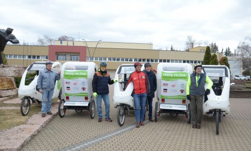 Elektromos riksákat adtak át Oroszlányban