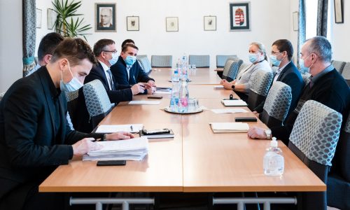 A helyi áramszolgáltatóval egyeztetett a tatai önkormányzat
