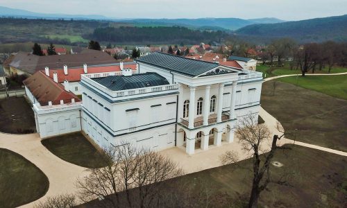 Fegyverhanggal és füsttel járó éjszakai forgatás lesz Bajnán
