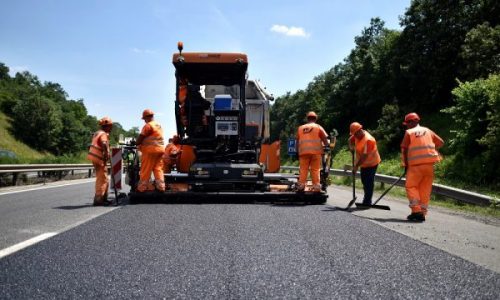 Burkolatjavítási munkát végez a Magyar Közút