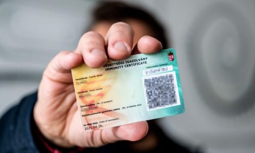 Május 1-jétől alakul át a védettségi igazolvány oltási igazolvánnyá