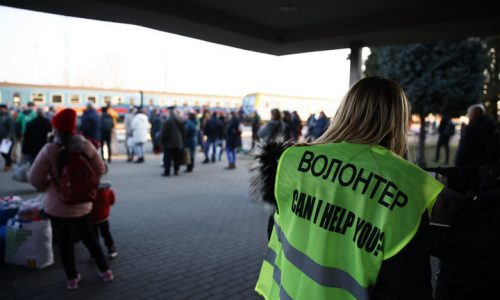 Éjjel-nappal hívható zöld számon segít a kormány az Ukrajnából menekülőkön