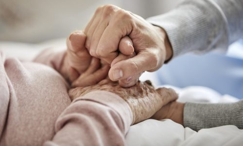 Meghosszabbították az ideiglenes látogatási és intézményelhagyási tilalmat