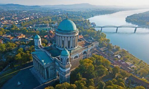 Testvérvárosi kapcsolat létesítését kezdeményezi Esztergom Székesfehérvárral