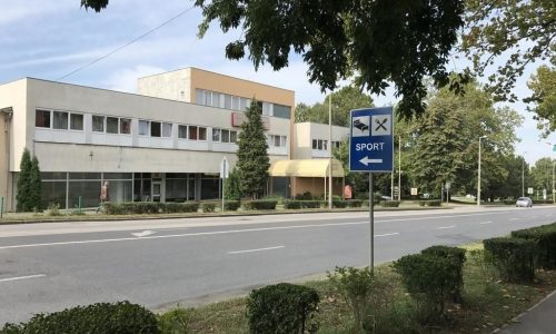 Menekült családok átmeneti elhelyezését javasolja a Sport Hotelben Schmidt Csaba