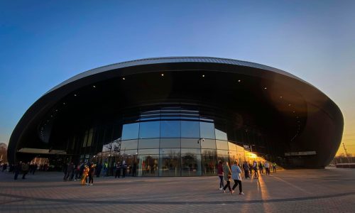 Új parkolóra lenne szükség a csarnok mellett