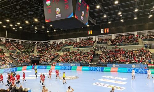 Teltház előtt játszott a tatabányai új, multifunkciós sportcsarnokban a magyar női kézilabda-válogatott