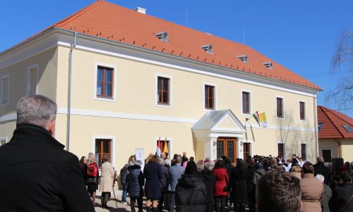 Átadták a megújult kisbéri katolikus plébánia épületét