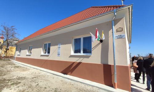 Megújult a plébánia Ászáron