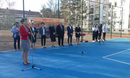 Átadták a felújított sportpályát az oroszlányi Hunyadi Mátyás Általános Iskolában