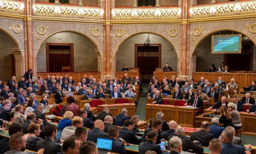 Köztársasági elnököt választ a parlament