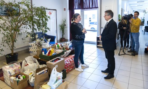 Folyamatos a városba érkező menekültek ellátása Tatán
