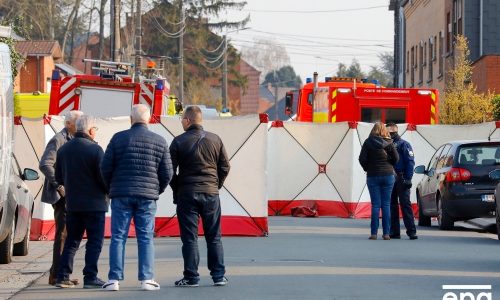 Belgiumban autó hajtott egy karneváli felvonulásba