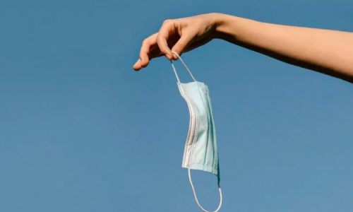 Kivezetik a védettségi igazolványt és maszk sem fog már kelleni