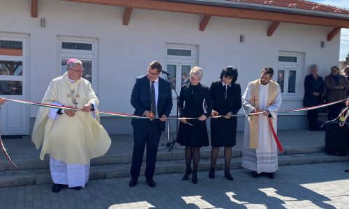 Átadták a Wohlmuth Ferenc látogatóközpontot Császáron