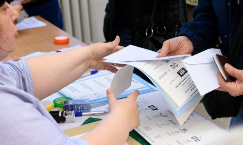 A névjegyzék aláíratását és a szavazólapok átadását semlegesen kell megtenniük a szavazatszámláló bizottságoknak
