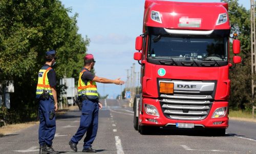 Háromnapos közúti akcióban ellenőrzik a teherautókat és buszokat