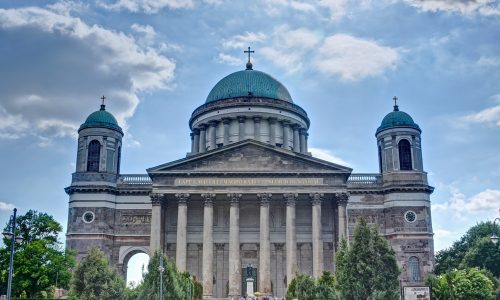 Lezárták a Bazilika parkolójának egy részét Esztergomban