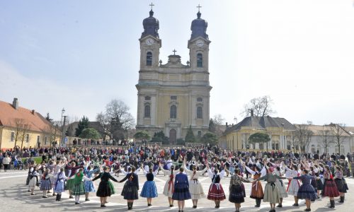 Ismét megrendezik a száz virágszál vasárnapját Tatán