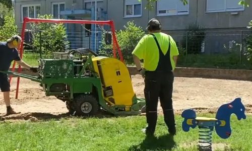 11 homokozót tisztítanak meg speciális géppel Tatabányán