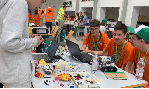Robotversenyt rendeztek az Edutus Egyetemen