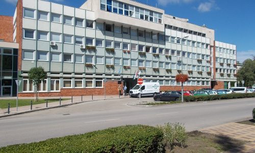 Jár a kártérítés a törvénytelenül kirúgott hivatalnokoknak