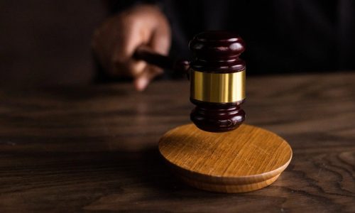 Nyolc év börtönt kapott a tokodi asszony, aki szíven szúrta a férjét 2020 áprilisában