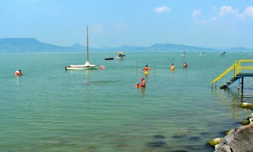 57 szabadstrandon fürdőzhetünk idén a Balaton körül