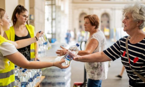 Vizet osztanak a nagyobb vasútállomásokon és buszpályaudvarokon