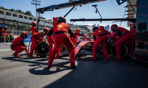 Verstappen győzött, mindkét Ferrari kiesett